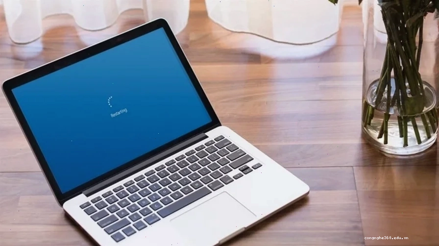 Khởi động lại laptop để khắc phục lỗi chuột