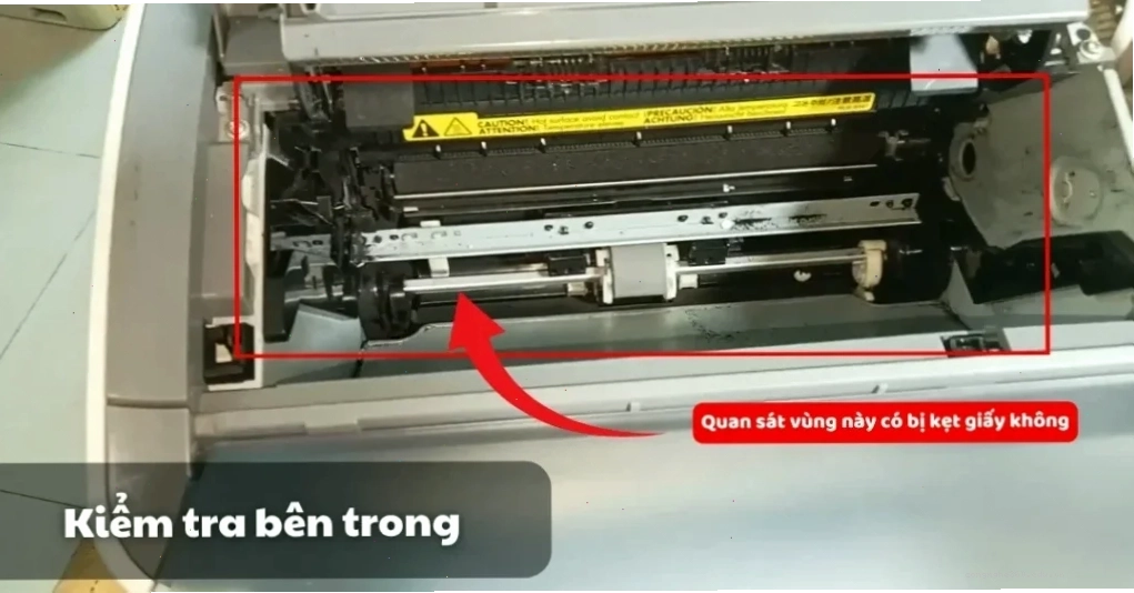 Kiểm tra bên trong máy in để tìm nguyên nhân kẹt giấy