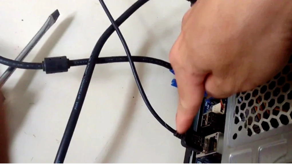 Kiểm tra Cable kết nối với màn hình máy tính
