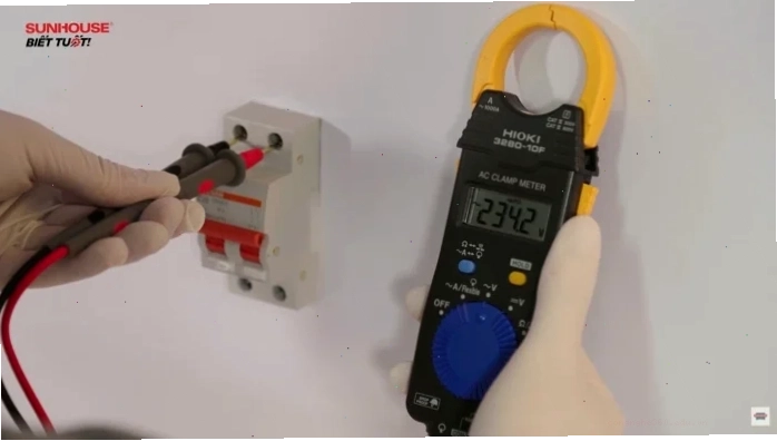 Kiểm tra điện áp để sử dụng ổn áp hoặc thay mới aptomat