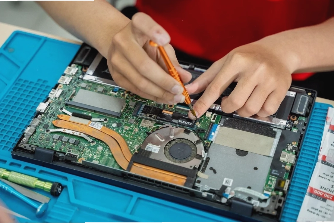 Kỹ thuật viên đang kiểm tra lỗi phần cứng iPhone