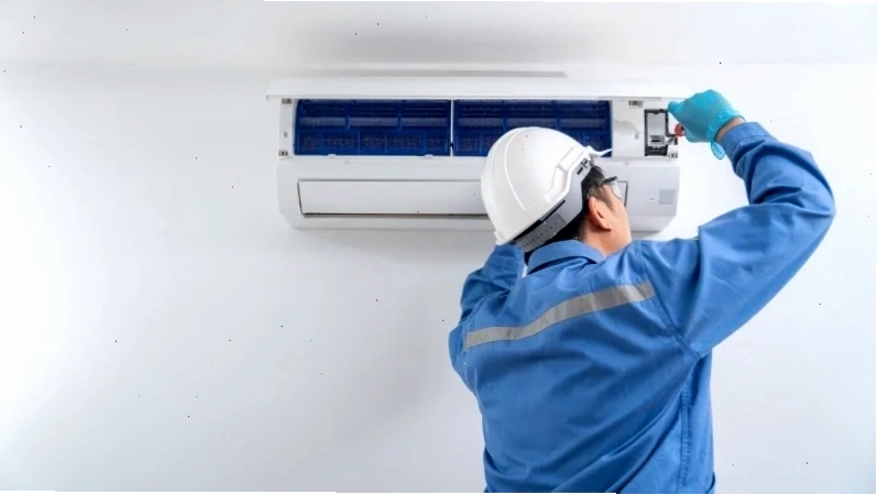 Kỹ thuật viên hỗ trợ kiểm tra dây điện bên trong dàn lạnh