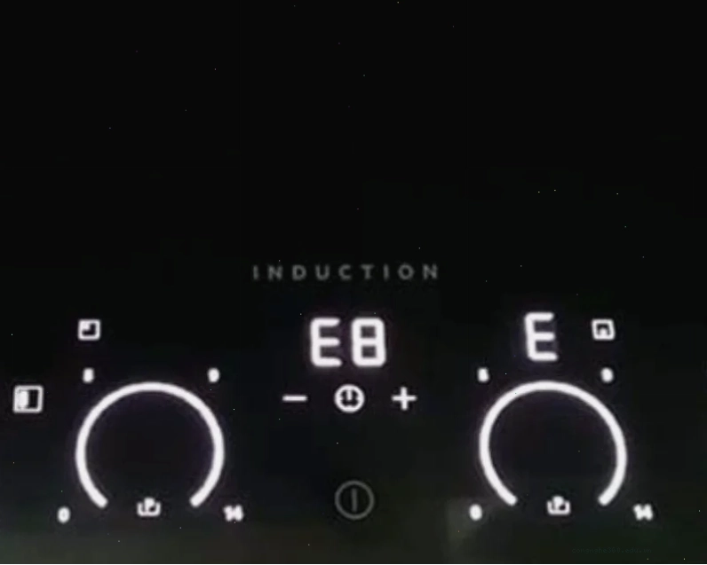 Màn hình LED hiển thị lỗi E8 cho thấy bếp từ đang gặp vấn đề