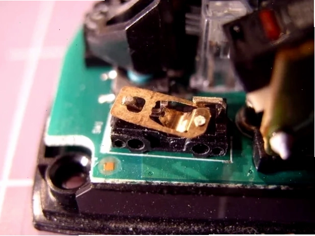 Miếng kim loại bên trong switch