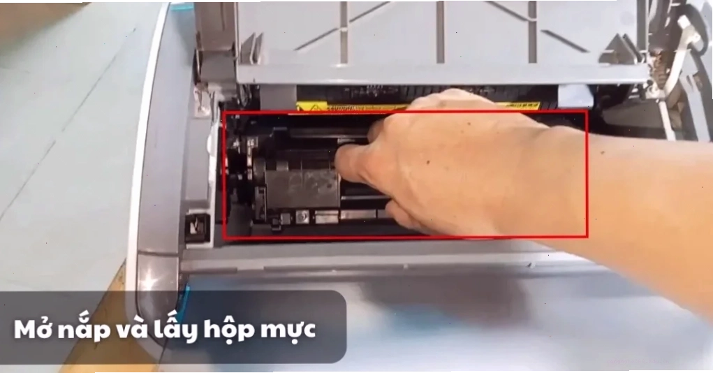 Mở nắp và lấy hộp mực ra khỏi máy in