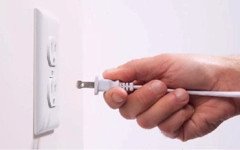 Nên rút điện trước khi sửa bếp hồng ngoại