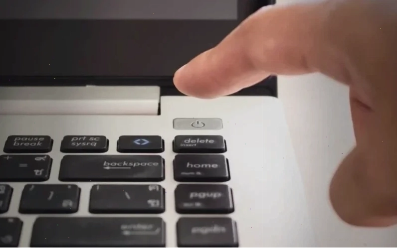 Nhấn và giữ nút nguồn laptop
