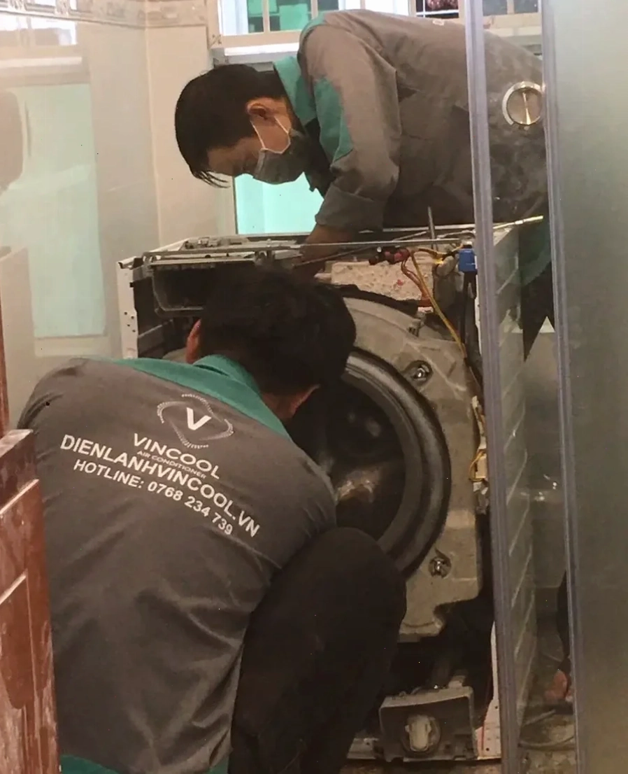 Phân bổ quần áo đều trong lồng giặt để tránh quá tải và lỗi máy giặt