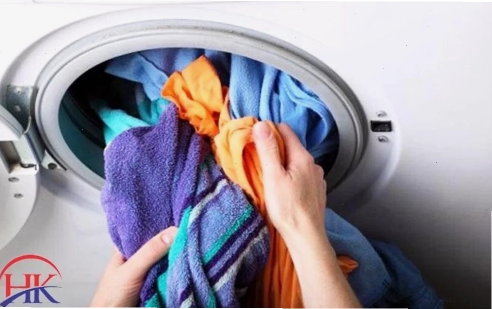 Quần áo bị quấn lại trong lồng giặt gây ra hiện tượng xả nước khi vắt