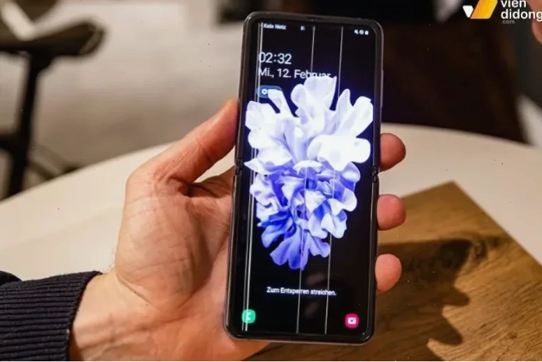 Samsung bị sọc màn hình là tình trạng hiển thị xuất hiện đường kẻ bất thường