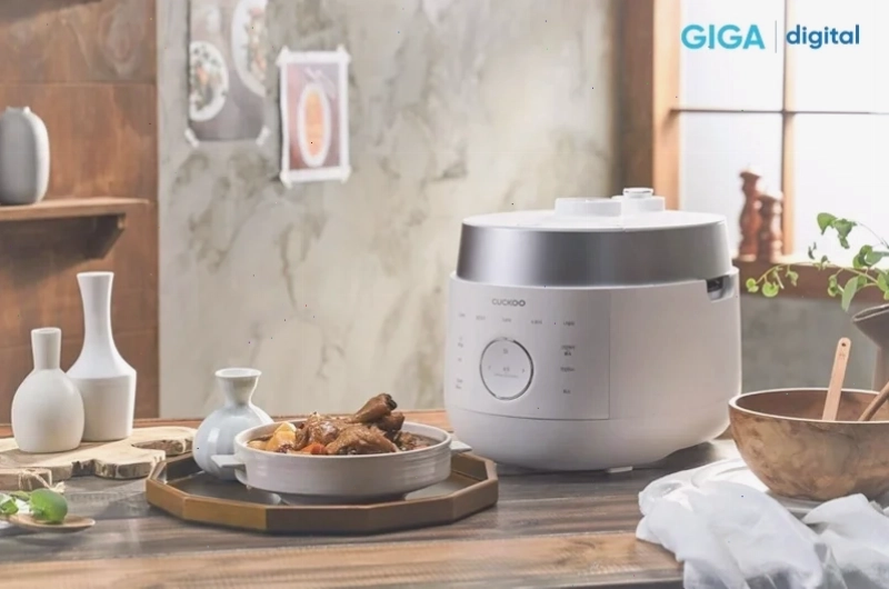 Tháo các vít dưới nắp nồi Cuckoo để sửa lỗi E01