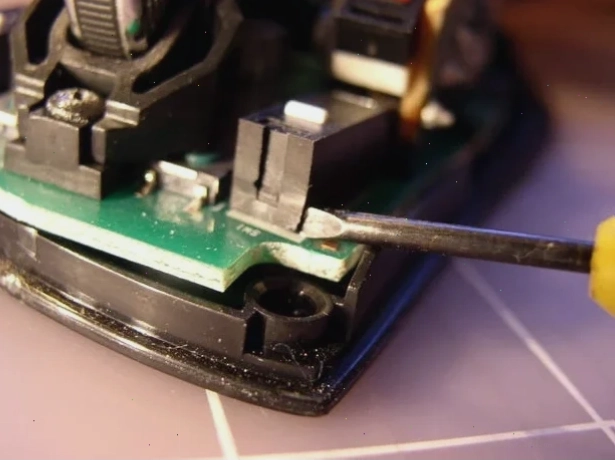 Tháo nắp đen của bộ phận click chuột
