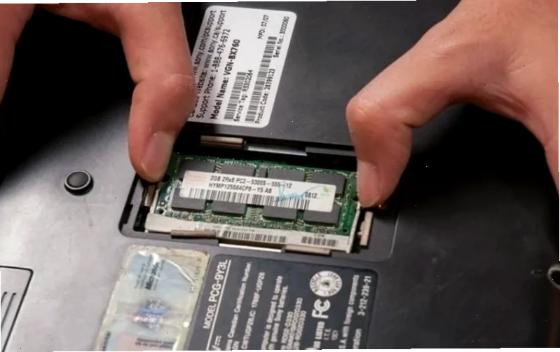 Tháo thanh RAM laptop