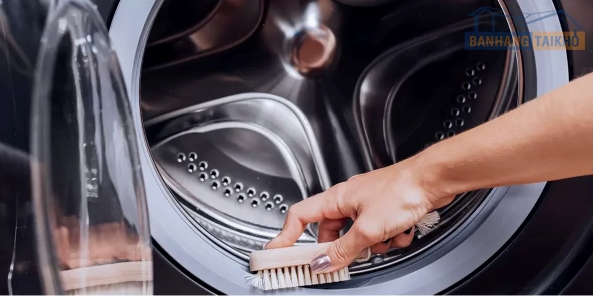 Thợ sửa máy giặt LG đang kiểm tra lỗi OE