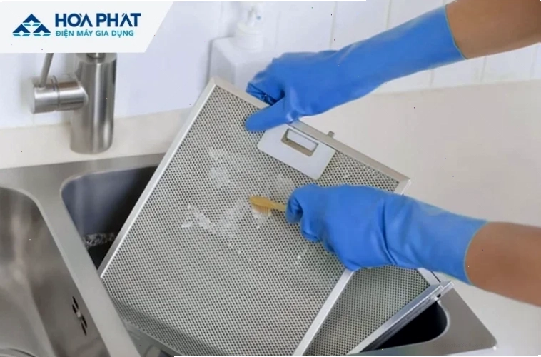Vệ sinh bộ lọc máy hút mùi bám đầy dầu mỡ