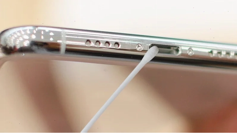 Vệ sinh cổng sạc iPhone