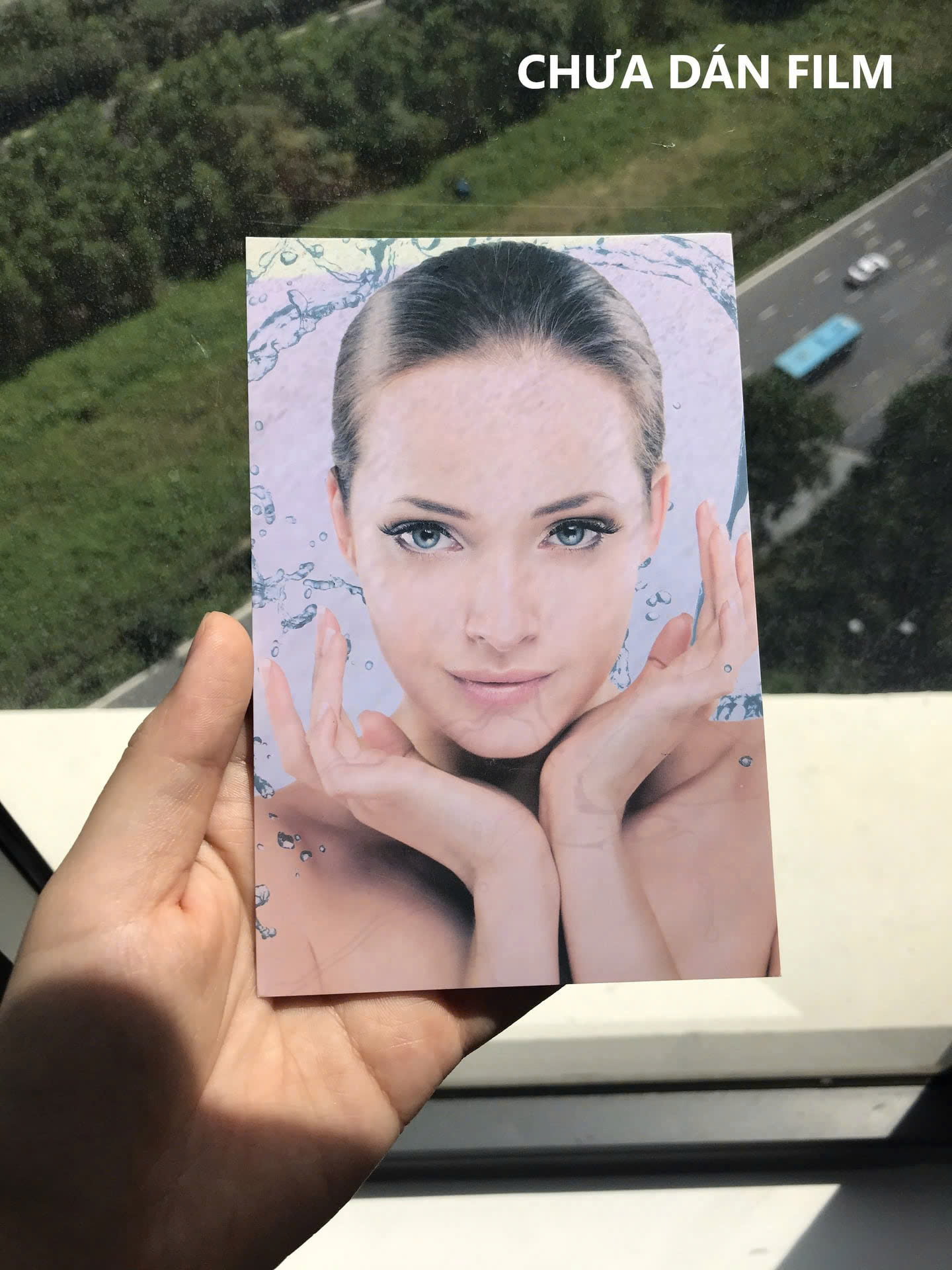 Test UV trước khi dán phim cách nhiệt showroom